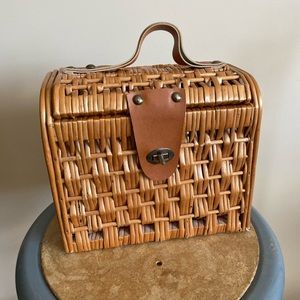 ❤️ Vintage Picnic Basket